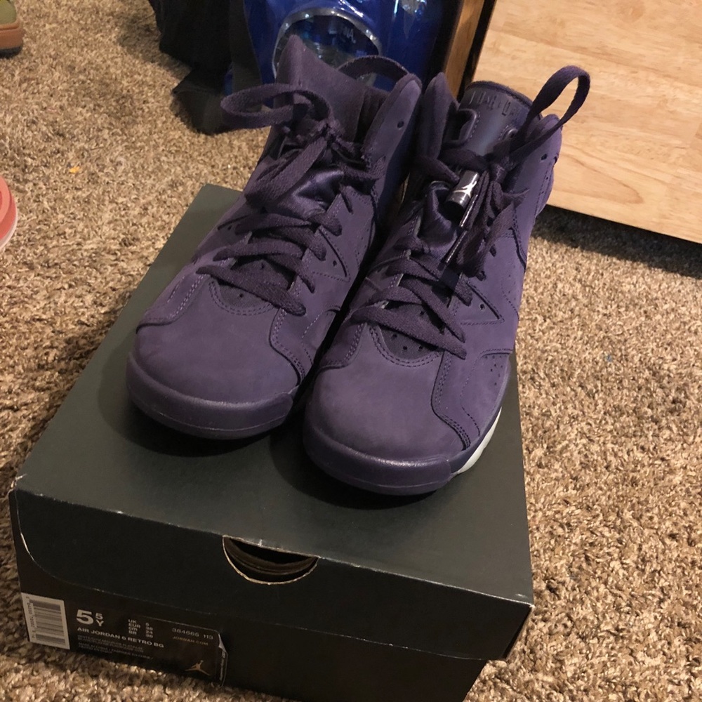 Size 5.5 Jordan 6s
